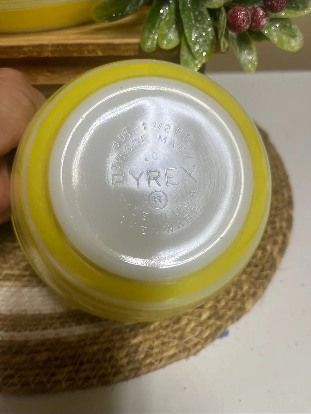 Pyrex 2 pc Yellow Stripe nesting bowls 1.5 pt & 1.5 qt in good condition